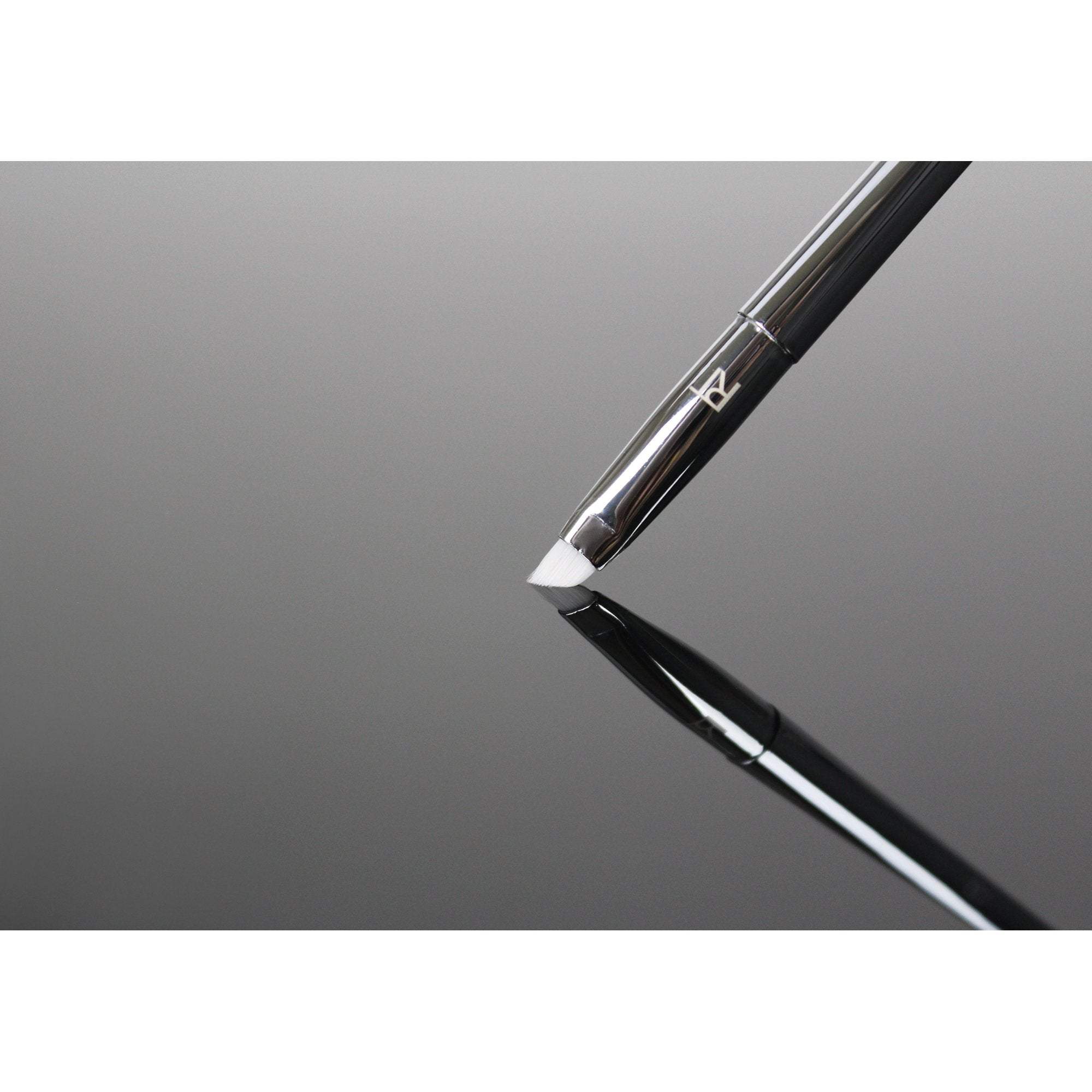 Real Techniques Bold Metals Collection 202 Angled Liner